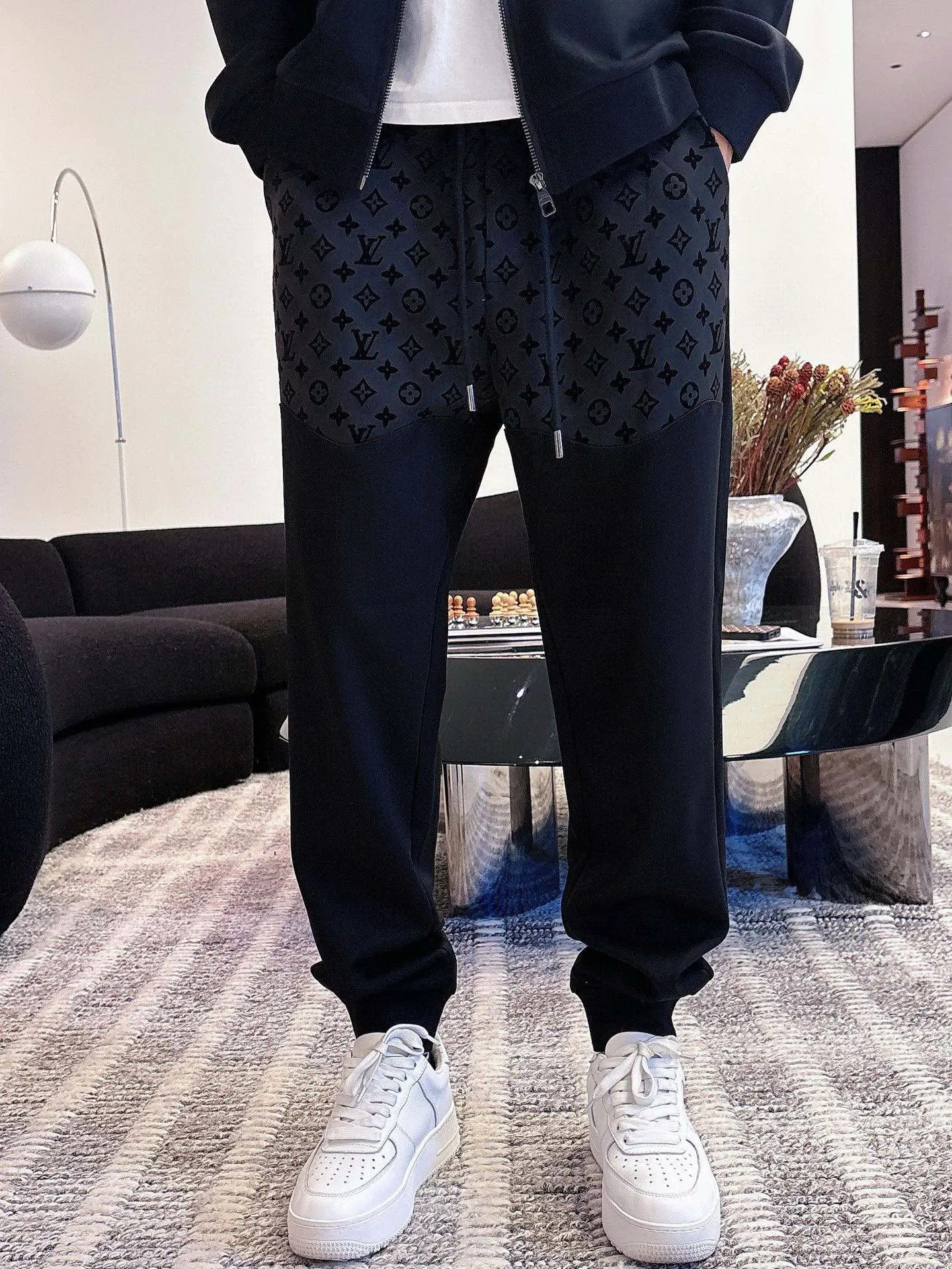 [LV Louis Vuitton] Hot-selling suit is coming. Focus on the original version of the official website. 2025 new hot-selling cardigan and sweatshirt suit. The original order is the best 🇭🇰. It is the meticulous work of top designers. It has a fitting and perfect upper body effect. All-natural high-quality Tencel Roman cotton 100%, close-fitting comfort, noble and elegant! Original hardware embodies elegance and nobility! Counter size: M-3XL (maximum wear up to 190 pounds)